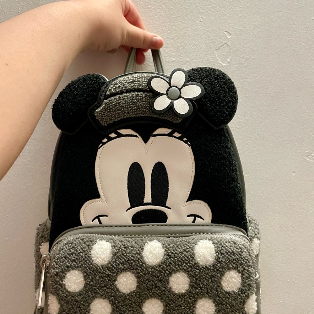 Loungefly Black and White Minnie Mouse Backpack - Picture 5 of 6